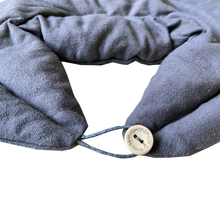 Laden Sie das Bild in den Galerie-Viewer, Nacken Kirschkernkissen mit Schlaufe und Stehkragen - 100% Baumwolle - 4 Farben